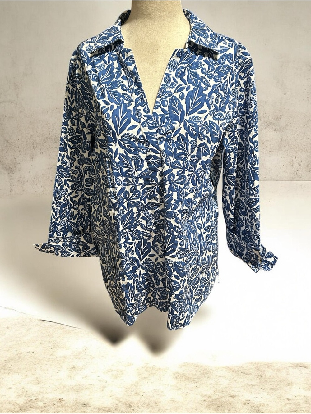 croft & barrow Blue and White Floral Button-Down Shirt Size Large